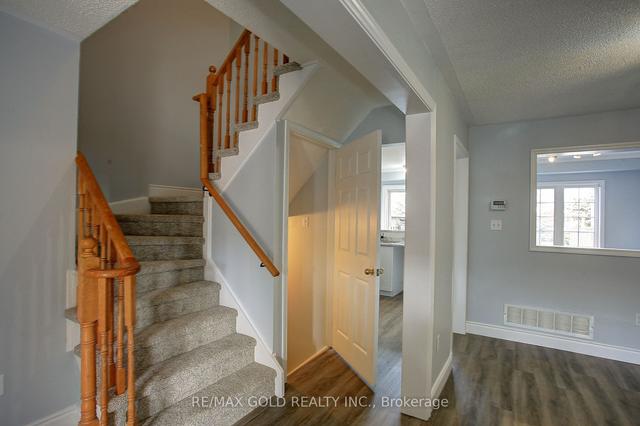 44 Stirrup Crt, House attached with 3 bedrooms, 4 bathrooms and 3 parking in Brampton ON | Image 3