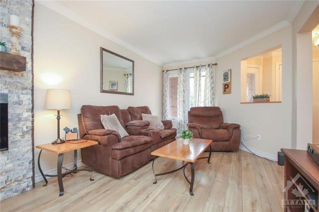 41 Grenadier Way, Townhouse with 3 bedrooms, 3 bathrooms and 4 parking in Ottawa ON | Image 6