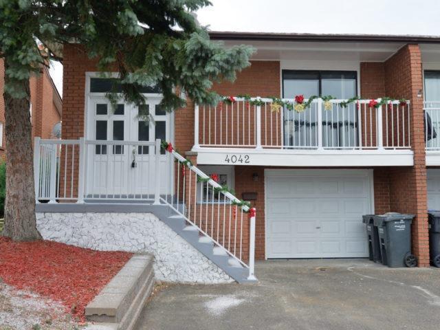 4042 Dunmow Cres, House semidetached with 4 bedrooms, 3 bathrooms and 3 parking in Mississauga ON | Image 1