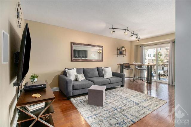 319 Hillsboro Private, Townhouse with 3 bedrooms, 3 bathrooms and 2 parking in Ottawa ON | Image 3