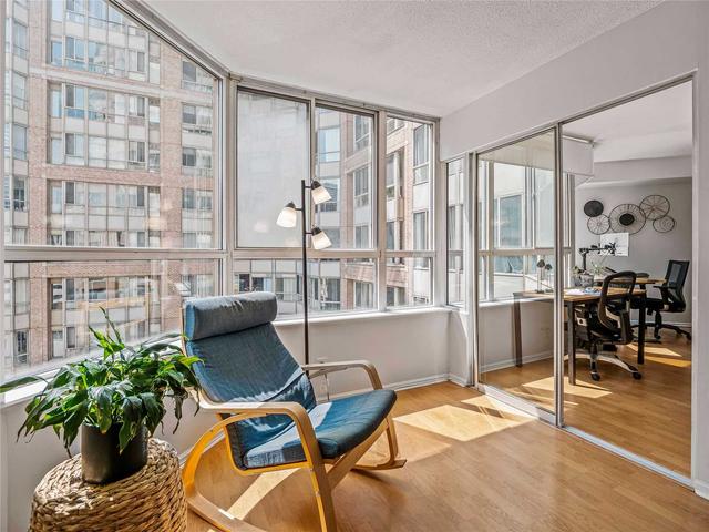 1102 - 717 Bay St, Condo with 2 bedrooms, 2 bathrooms and 1 parking in Toronto ON | Image 2