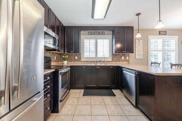 2 Calliandra Tr, Townhouse with 2 bedrooms, 3 bathrooms and 2 parking in Brampton ON | Image 3