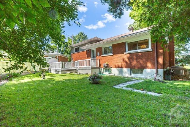 2094 Navaho Drive, House detached with 3 bedrooms, 2 bathrooms and 2 parking in Ottawa ON | Image 3