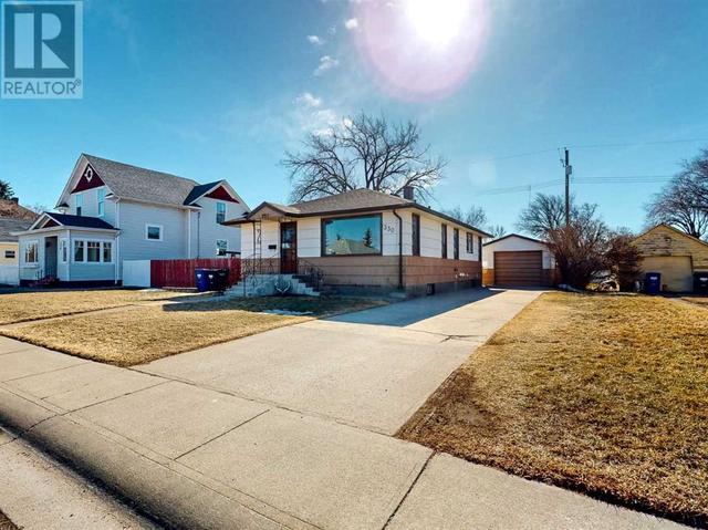 330 19th Street, House detached with 4 bedrooms, 2 bathrooms and 4 parking in Fort Macleod AB | Image 1