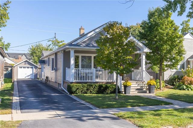 137 Highland Avenue, House detached with 2 bedrooms, 1 bathrooms and 4 parking in St. Catharines ON | Image 1