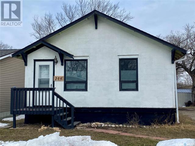 215 4th Street E, House detached with 1 bedrooms, 1 bathrooms and null parking in Carnduff SK | Image 1