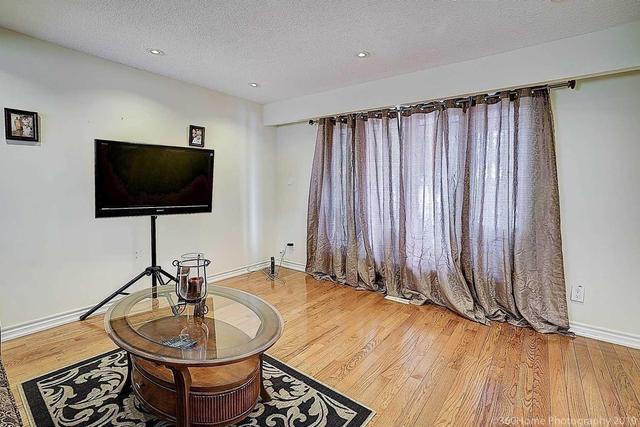 20 Crow Tr, House detached with 3 bedrooms, 3 bathrooms and 2 parking in Toronto ON | Image 3