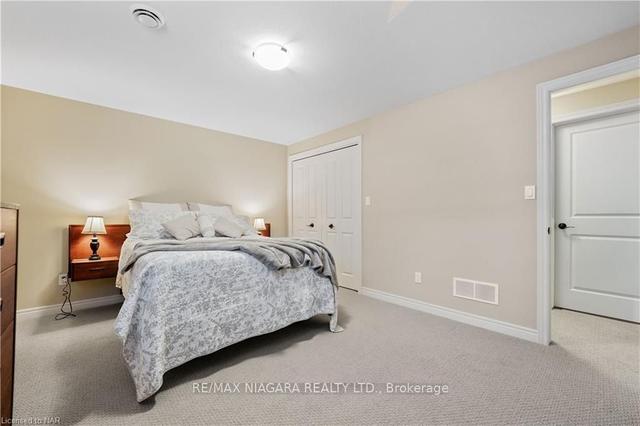 33 Hickory Ave, House detached with 2 bedrooms, 3 bathrooms and 4 parking in Niagara on the Lake ON | Image 26