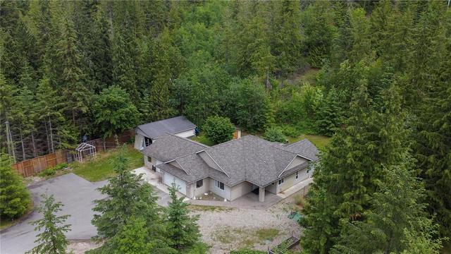 9038 Hummingbird Drive, House detached with 3 bedrooms, 3 bathrooms and 16 parking in Columbia Shuswap E BC | Image 3