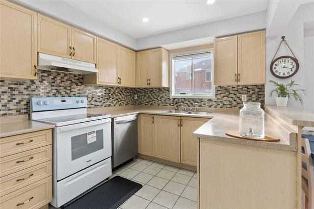 34 Brisbane Crt, Townhouse with 3 bedrooms, 3 bathrooms and 2 parking in Brampton ON | Image 5