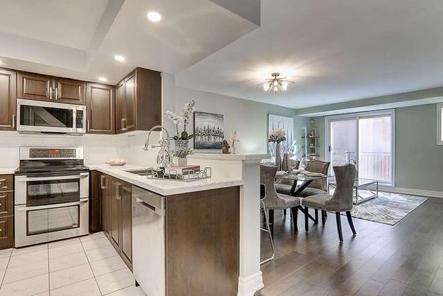 1700 - 28 Sommerset Way, Townhouse with 3 bedrooms, 3 bathrooms and 2 parking in Toronto ON | Image 2