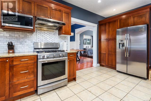 Gas stove & stainless appliances | Image 12