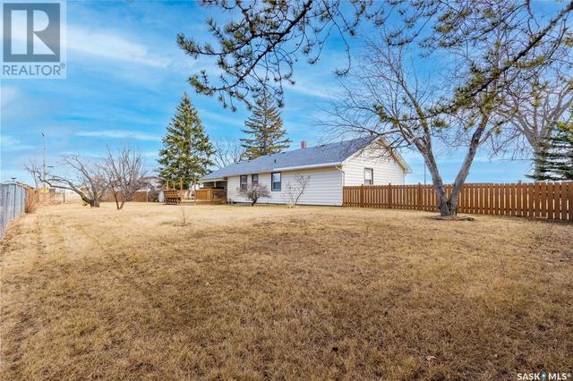 103 2nd Avenue S, House detached with 4 bedrooms, 2 bathrooms and null parking in Goodsoil SK | Image 44