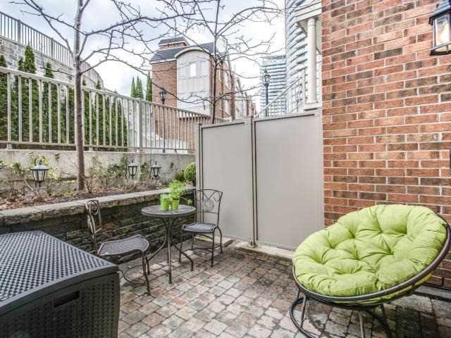 th 46 - 93 The Queensway Ave, Townhouse with 1 bedrooms, 2 bathrooms and 1 parking in Toronto ON | Image 3