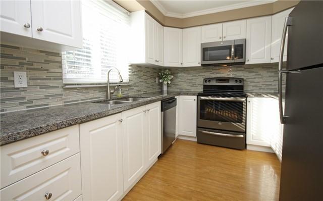 896 Lavis Crt, House detached with 4 bedrooms, 3 bathrooms and 4 parking in Oshawa ON | Image 6