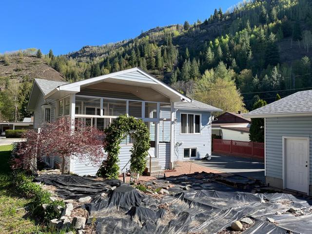 1178 Marianna Crescent, House detached with 5 bedrooms, 3 bathrooms and null parking in Trail BC | Image 12
