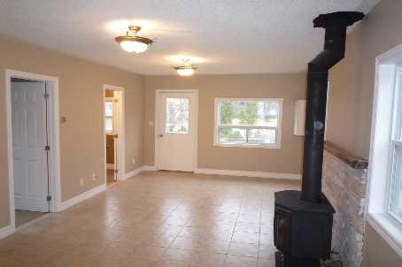 1012 Barton Ave, House detached with 2 bedrooms, 1 bathrooms and 5 parking in Georgina ON | Image 2