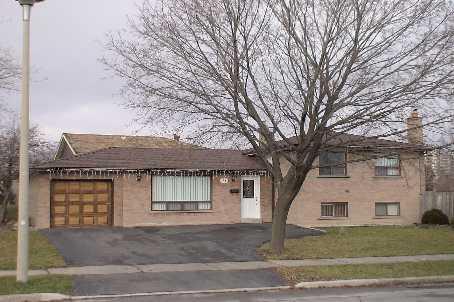81 Strathavon Dr, House detached with 3 bedrooms, 2 bathrooms and 4 parking in Toronto ON | Image 1