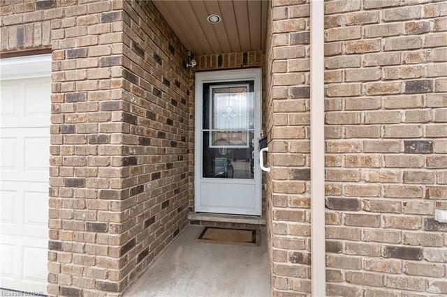 10 Guest Place Place, House attached with 3 bedrooms, 2 bathrooms and 2 parking in St. Catharines ON | Image 12