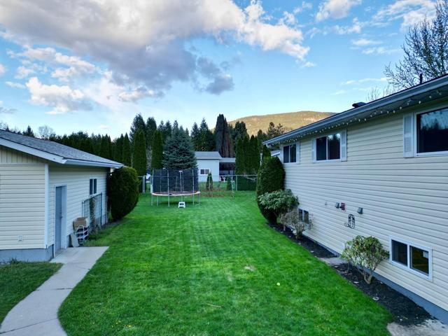 109 12th Avenue, House detached with 4 bedrooms, 2 bathrooms and null parking in Kootenay Boundary B BC | Image 50