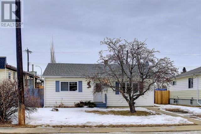 3934 47 Street, House detached with 2 bedrooms, 1 bathrooms and 4 parking in Red Deer AB | Card Image