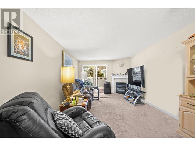 122 - 22514 116 Avenue, Condo with 2 bedrooms, 2 bathrooms and 1 parking in Maple Ridge BC | Image 3