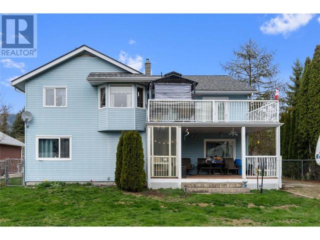 821 Cottonwood Avenue, House detached with 4 bedrooms, 3 bathrooms and 2 parking in Sicamous BC | Image 3