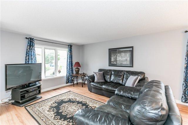 8 Twiss Dr, House detached with 3 bedrooms, 2 bathrooms and 2 parking in Barrie ON | Image 3