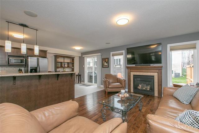 206 Aquilo Crescent, Townhouse with 3 bedrooms, 3 bathrooms and 2 parking in Ottawa ON | Image 10