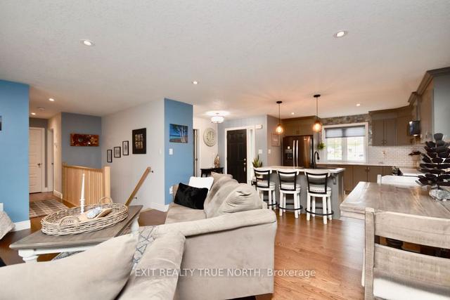 15 Cardinal Crt, House detached with 2 bedrooms, 2 bathrooms and 6 parking in Tay ON | Image 32