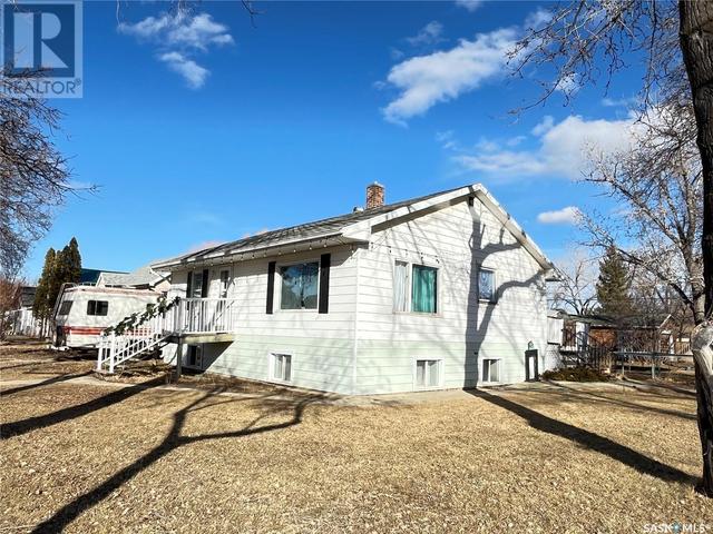 318 Cypress Street, House detached with 4 bedrooms, 2 bathrooms and null parking in Maple Creek SK | Image 2