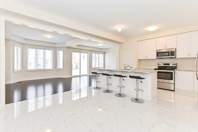 403 Grindstone Tr, House detached with 4 bedrooms, 4 bathrooms and 2 parking in Oakville ON | Image 2