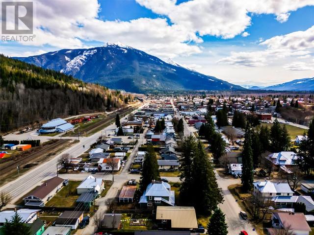 108 Ford Street, House detached with 3 bedrooms, 2 bathrooms and 2 parking in Revelstoke BC | Image 32