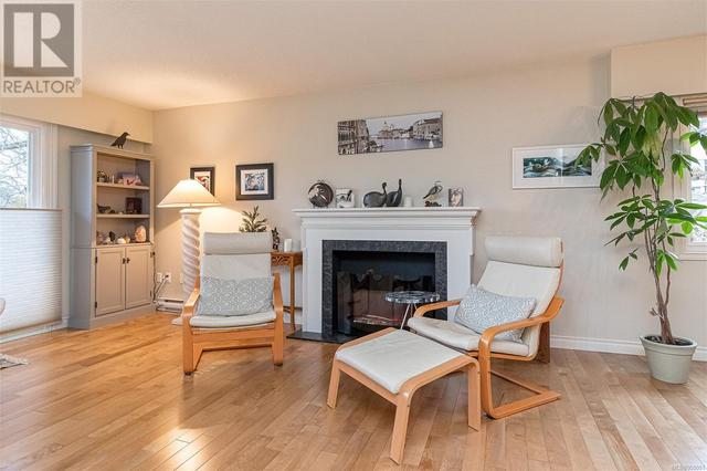 202 - 2340 Oak Bay Ave, Condo with 3 bedrooms, 2 bathrooms and 1 parking in Oak Bay BC | Image 6