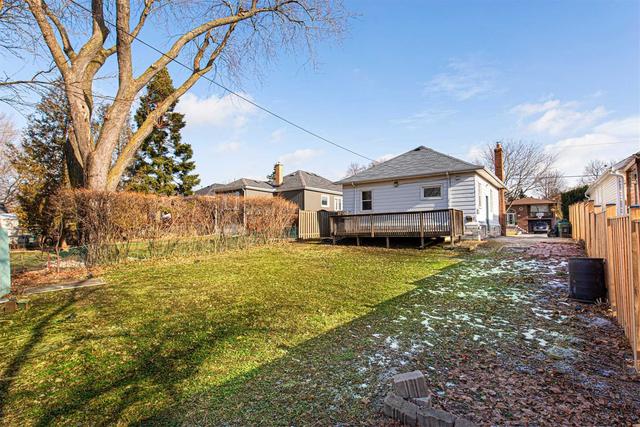 92 Sandown Ave, House detached with 3 bedrooms, 2 bathrooms and 3 parking in Toronto ON | Image 20