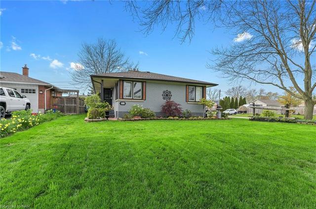3769 Mackenzie Drive, House detached with 3 bedrooms, 2 bathrooms and 4 parking in Niagara Falls ON | Image 3