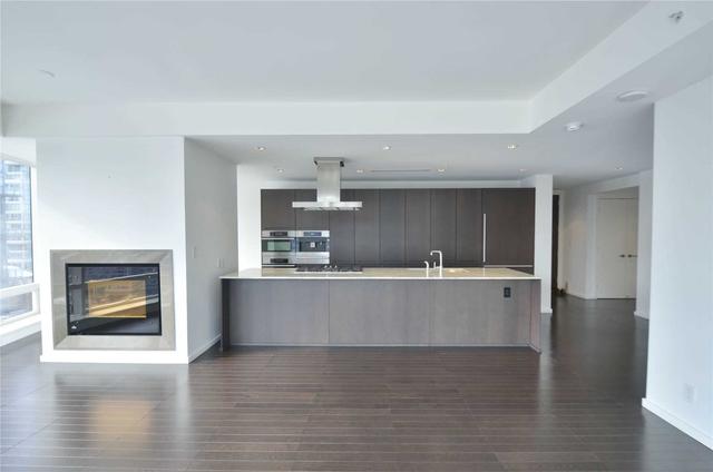 2001 - 180 University Ave, Condo with 2 bedrooms, 3 bathrooms and 1 parking in Toronto ON | Image 12