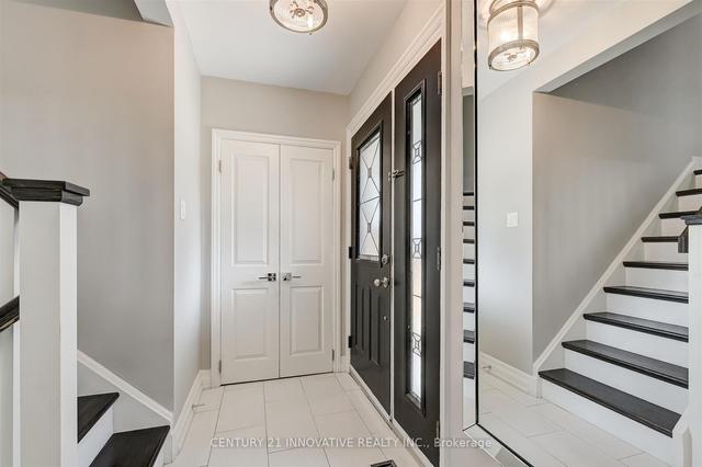 2 Lynedock Cres, House semidetached with 3 bedrooms, 3 bathrooms and 4 parking in Toronto ON | Image 12