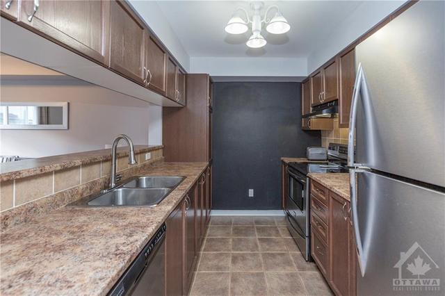 431 Dusk Private, Townhouse with 3 bedrooms, 2 bathrooms and 3 parking in Ottawa ON | Image 4