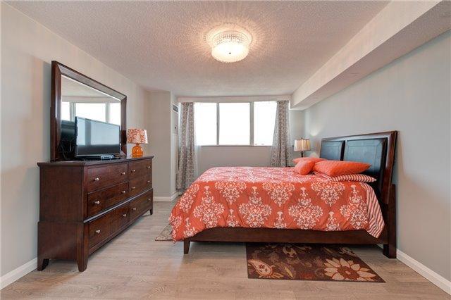 Sph12 - 3695 Kaneff Cres, Condo with 3 bedrooms, 2 bathrooms and 2 parking in Mississauga ON | Image 14