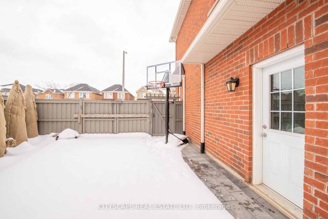 28 Red Ash Crt, House detached with 2 bedrooms, 2 bathrooms and 1 parking in Brampton ON | Image 8