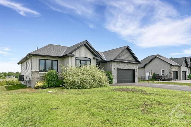 3403 Summerbreeze Drive, House detached with 3 bedrooms, 2 bathrooms and 8 parking in Ottawa ON | Image 3