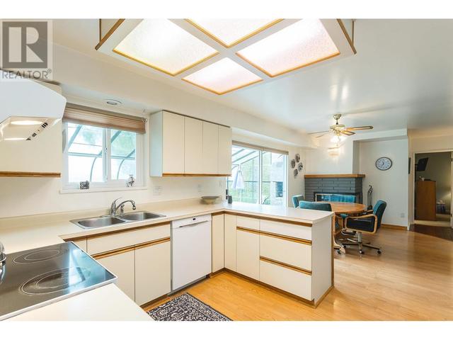 5835 Crescent Drive, House detached with 4 bedrooms, 3 bathrooms and 3 parking in Delta BC | Image 8