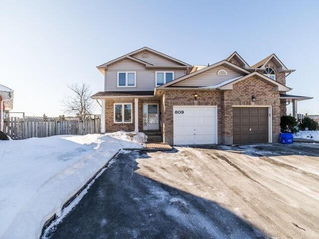 809 Wolfberry Crt, House attached with 3 bedrooms, 2 bathrooms and 3 parking in Oshawa ON | Image 1