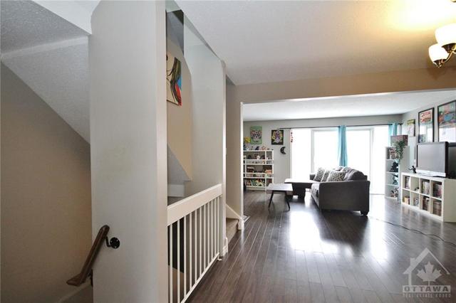 d - 284 Dalehurst Drive, Townhouse with 3 bedrooms, 2 bathrooms and 2 parking in Ottawa ON | Image 3