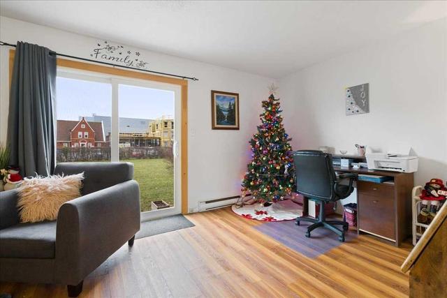 a - 209 North Park St, Townhouse with 4 bedrooms, 2 bathrooms and 1 parking in Belleville ON | Image 5