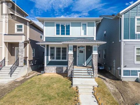 34 Midtown Crossing Sw, House detached with 3 bedrooms, 2 bathrooms and 2 parking in Airdrie AB | Card Image