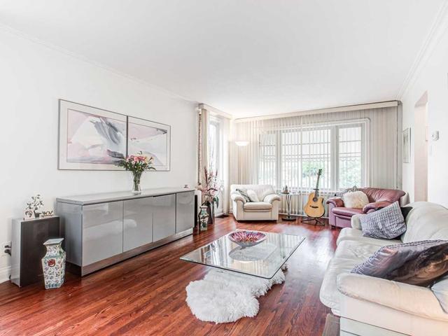 39 Lynnhaven Rd, House detached with 3 bedrooms, 2 bathrooms and 6 parking in Toronto ON | Image 25