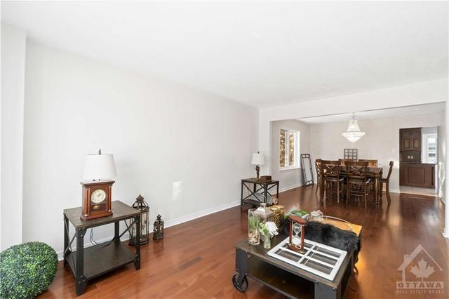 15 Upwood Street, House detached with 4 bedrooms, 4 bathrooms and 6 parking in Ottawa ON | Image 9