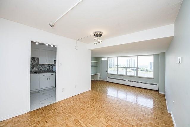 905 - 10 Parkway Forest Dr, Condo with 2 bedrooms, 1 bathrooms and 1 parking in Toronto ON | Image 4